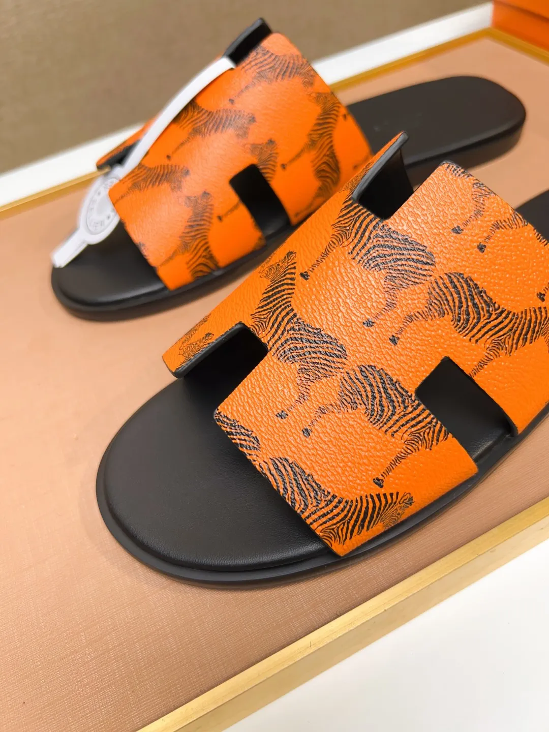 Men's clothing and shoes 💰280 💅💅💅 new arrival. Hermes Hermes official website latest counter synchronized new oran color leather H slippers, the original Paris version flew back to the original model and opened the mold to make it perfectly🍌The highest quality Sincerity, you can enter and leave the counter at will [Deyi] The upper is made of original customized  colored palm prints, crocodile print, ostrich print, colored cow leather, colored cow suede, 🤔 horse hair, 🥳 colored diamonds, 🥰 3D printing, and other genuine leather slippers, imported cow pattern foot pad lining, Italian  latest original genuine leather combination outsole Code number: 38-48 (customized at 46.47.48) Can be made into picture combination sole with genuine leather pattern and ordinary molded outsole
